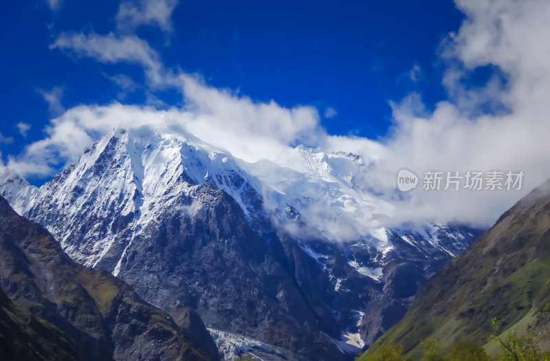 云雾中雪山冰川自然风景