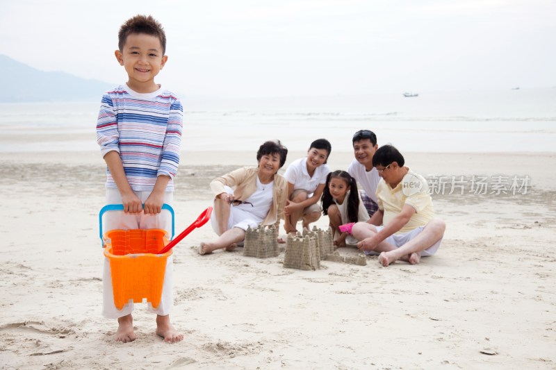 一家人在海边度假