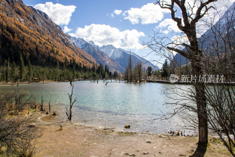 川西秋色湖畔山景，四姑娘山双桥沟景区