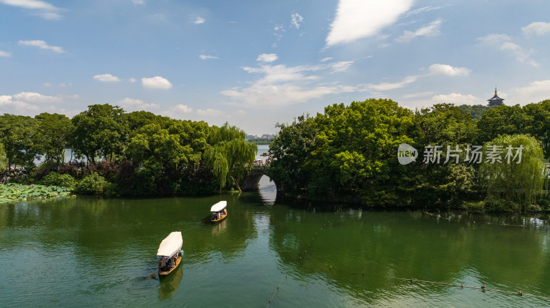 杭州西湖风光 摇橹船手划船 泛舟湖上