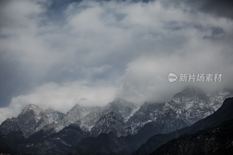 云雾缭绕的雪山景色