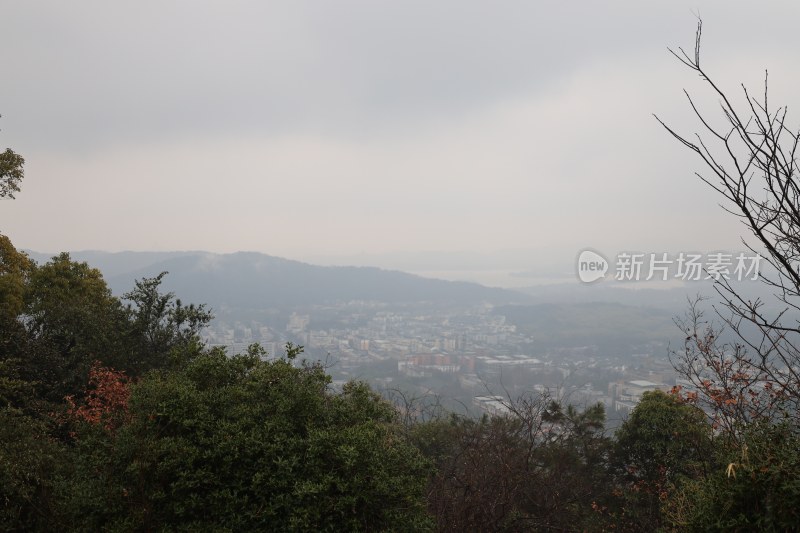 山间俯瞰城市远景