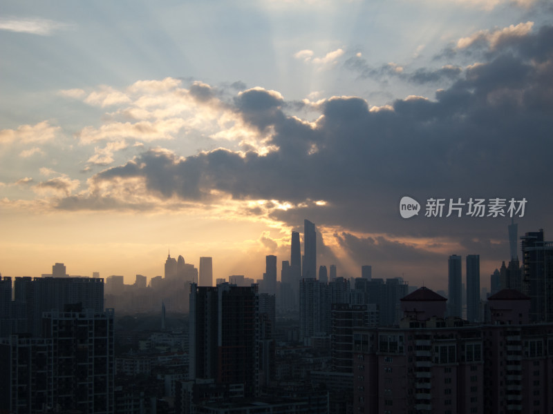 广州双塔沐浴在丁达尔效应的晨光中