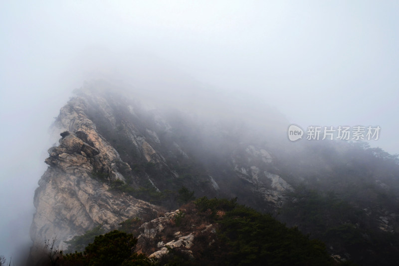 云雾中的山峰