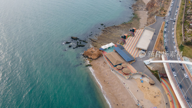 海滨公路与沙滩航拍景象