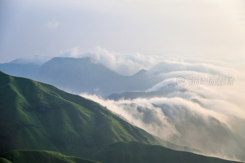 唯美清晨高山日出云海 武功山高山草甸