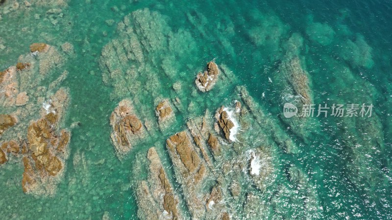 清澈海水礁石航拍壁纸