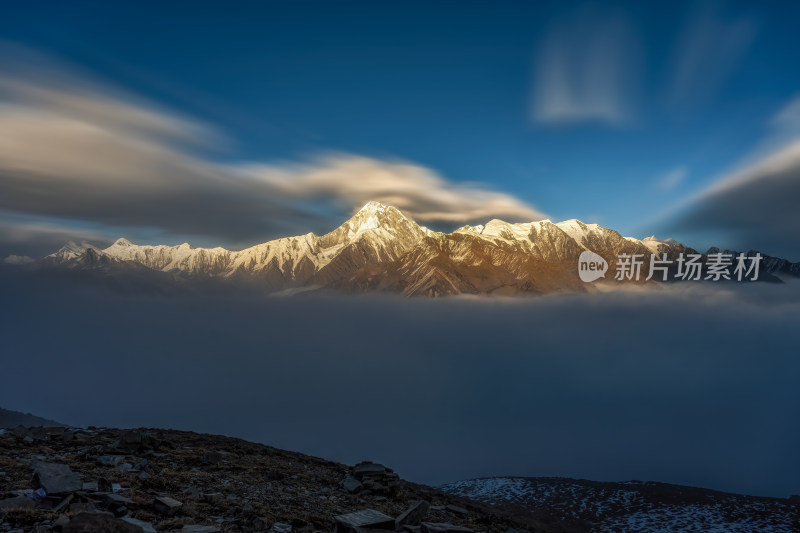 四川甘孜州子梅垭口云海贡嘎雪山日落日出