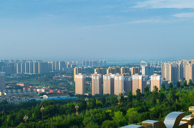 陕西渭南市夏季城市建筑群与绿树景观