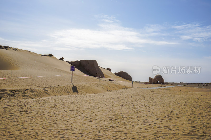 黑城弱水胡杨林景区，黑城遗址