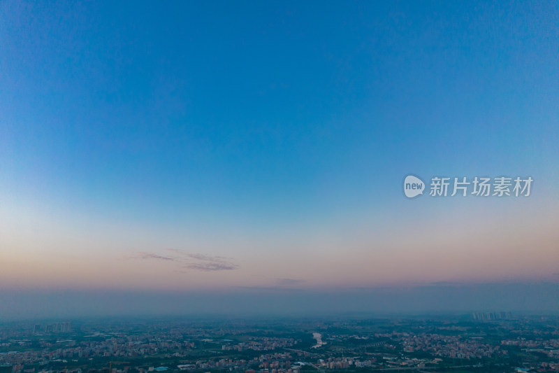 广东茂名城市清晨航拍摄影图