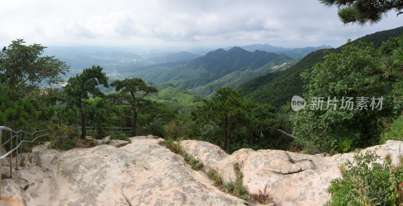 大连普兰店老帽山山顶远眺风光