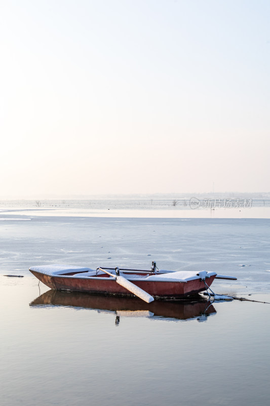 山东济宁邹城孟子湖日出雪景