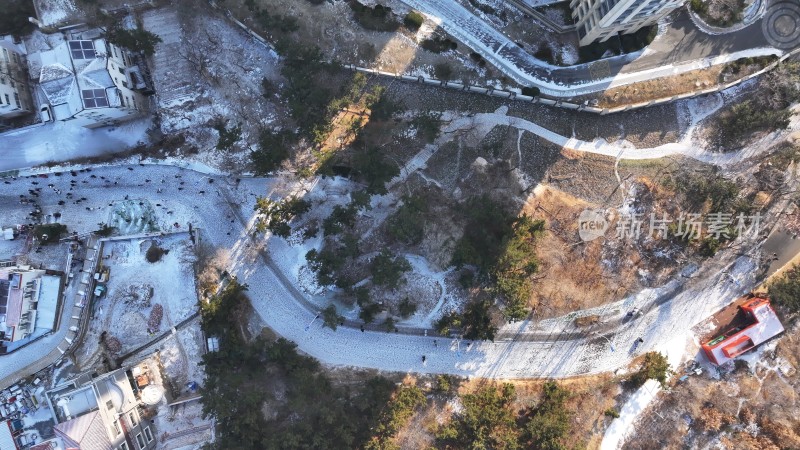 航拍俯瞰威海市高区火炬八街冬季雪后街景