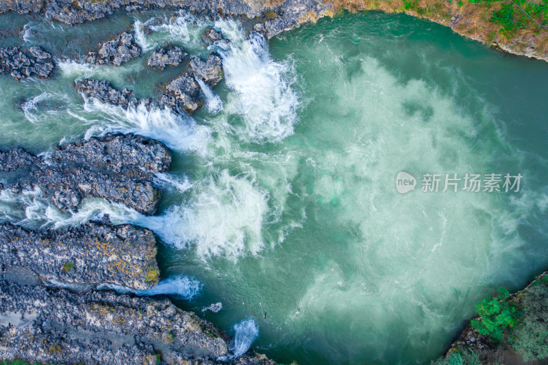 湍急河流在岩石间奔腾的航拍景象