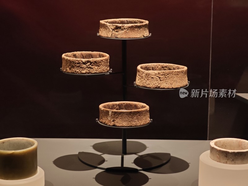 博物馆内古代玉器陈列展示