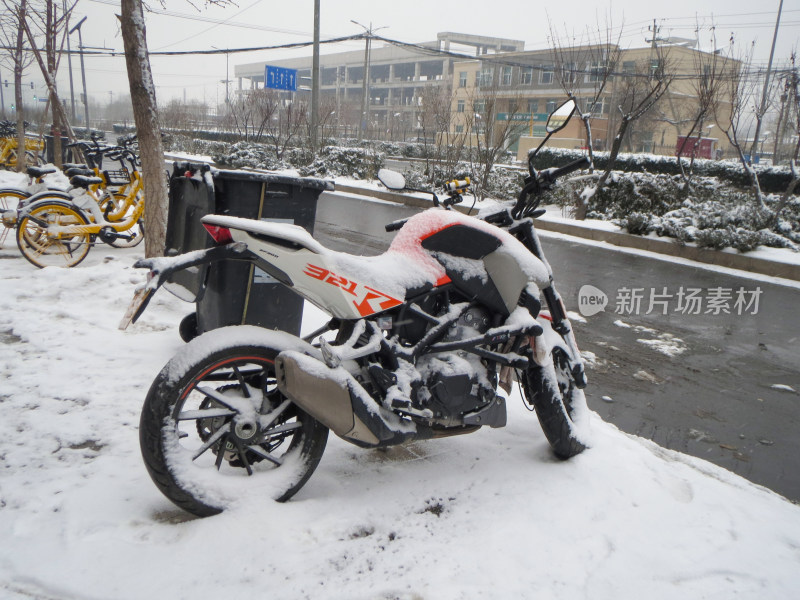 冬天雪覆盖街道摩托车上照片