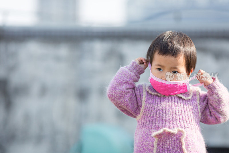 戴口罩的幼儿