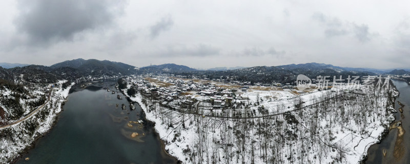 航拍冬天山川森林雪景全景图