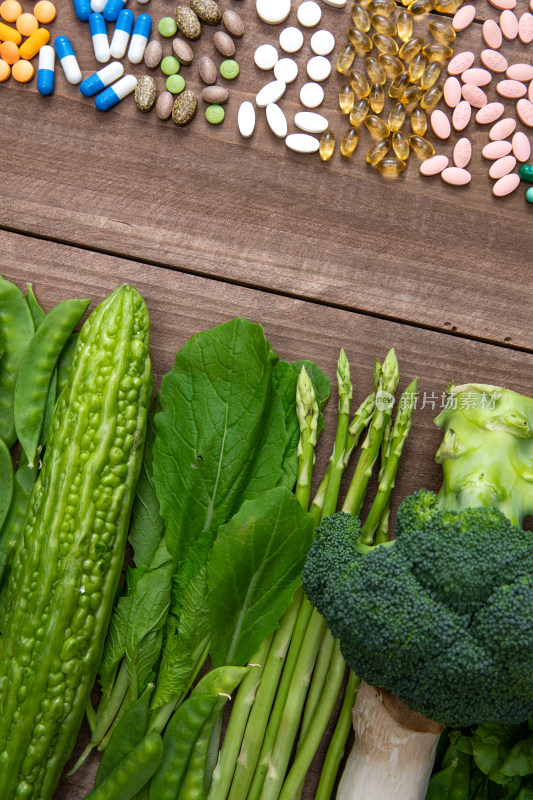 多色药品和绿色蔬菜