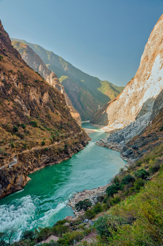 云南香格里拉虎跳峡景区峡谷河流自然风光