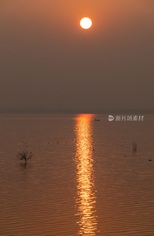 山东济宁邹城孟子湖湖面日落景观