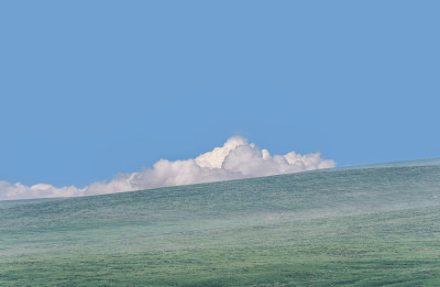 青海阿尼玛卿山地质公园-蓝天白云与草场