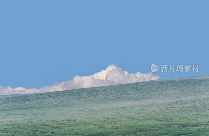 青海阿尼玛卿山地质公园-蓝天白云与草场