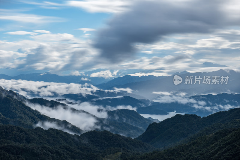 山间云雾缭绕的壮阔山景