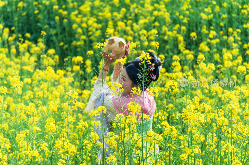 福州花海公园市民在油菜花田里拍照