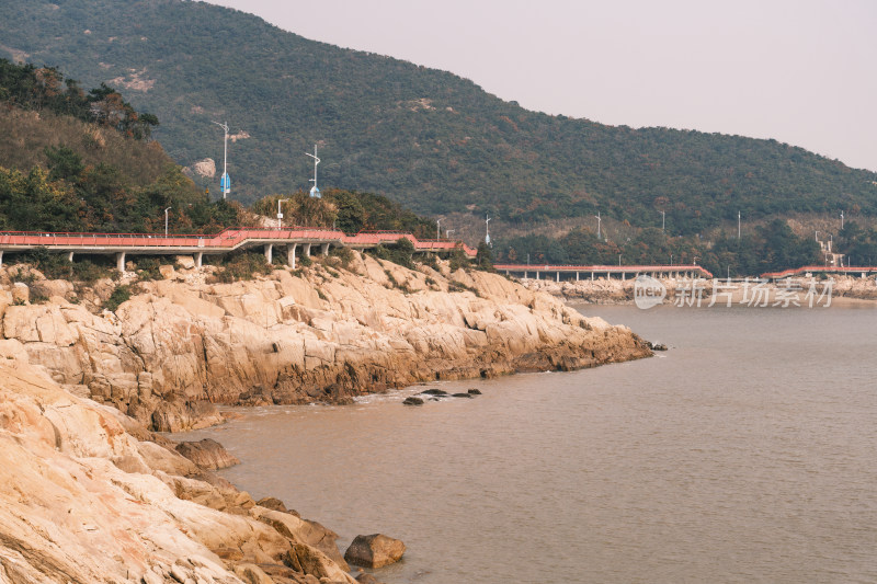 宁波象山松兰山景区海滨栈道与岩石海岸