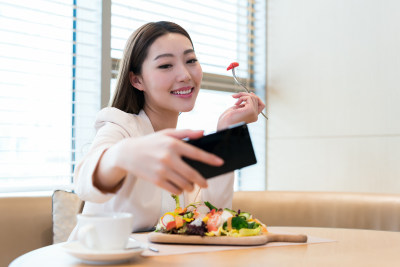 年轻女子下午茶时光