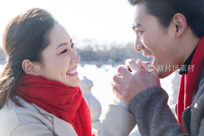 相拥的浪漫夫妻