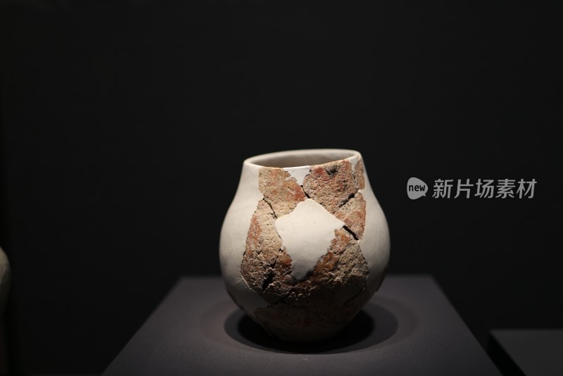 浙江省博物馆新石器时代陶瓷制品最早的彩陶