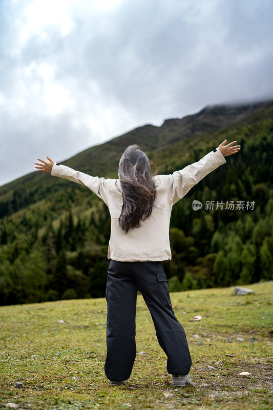 四姑娘雪山旅游的人