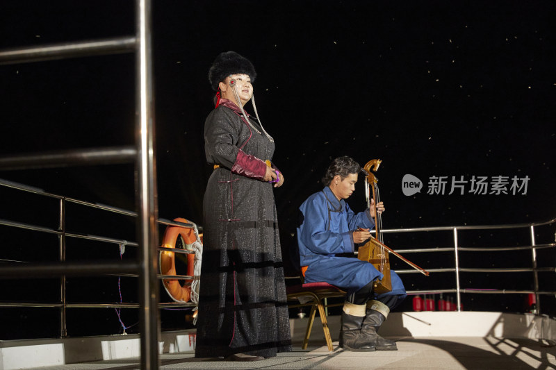 蒙古族婚礼上拉马头琴与演唱呼麦的演员