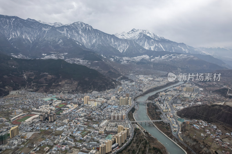 四川雅安理县雪山下的高原城市航拍