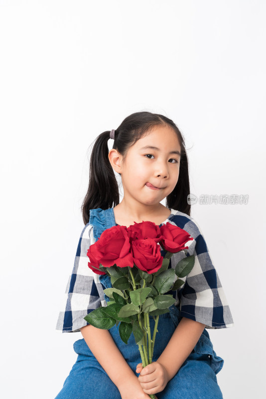 坐在白色背景前拿玫瑰花的女孩