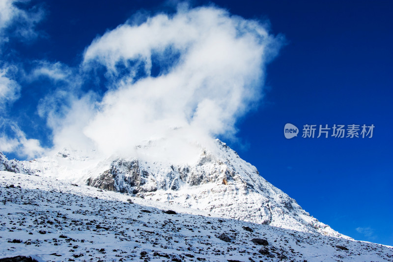 川西蓝天白云下的雪山风景