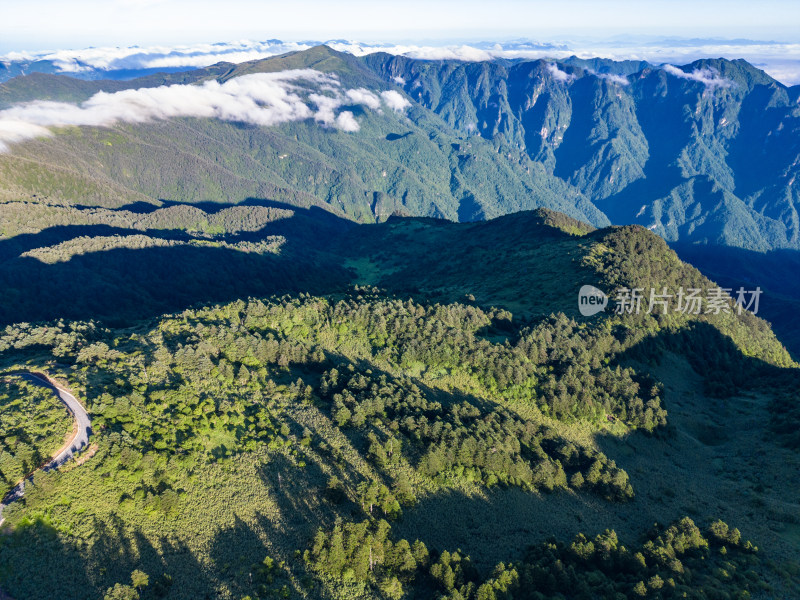 连绵起伏山川丘陵蓝天白云航拍图