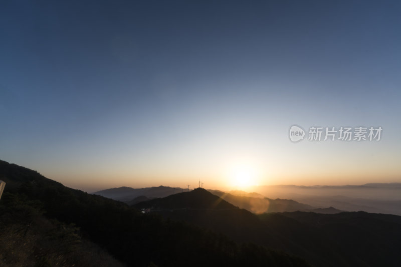 山顶观日出 山峦与天际线交织的美景