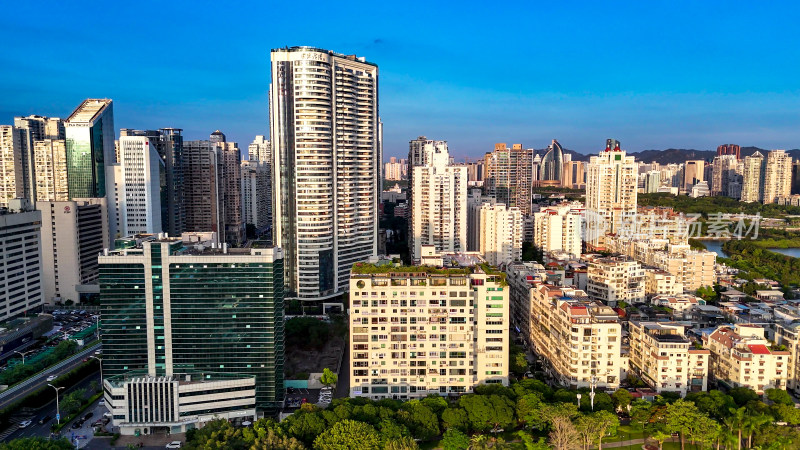 夕阳下福建厦门城市风光航拍图