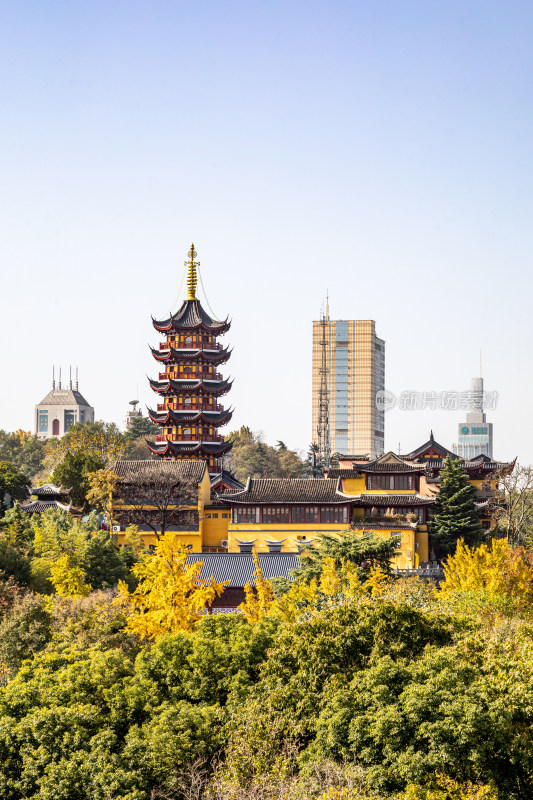 古今建筑融合南京古鸡鸣寺紫峰大厦古今同框