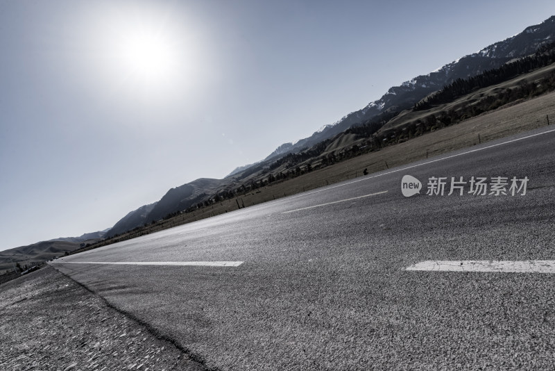 雪山旁的公路风景