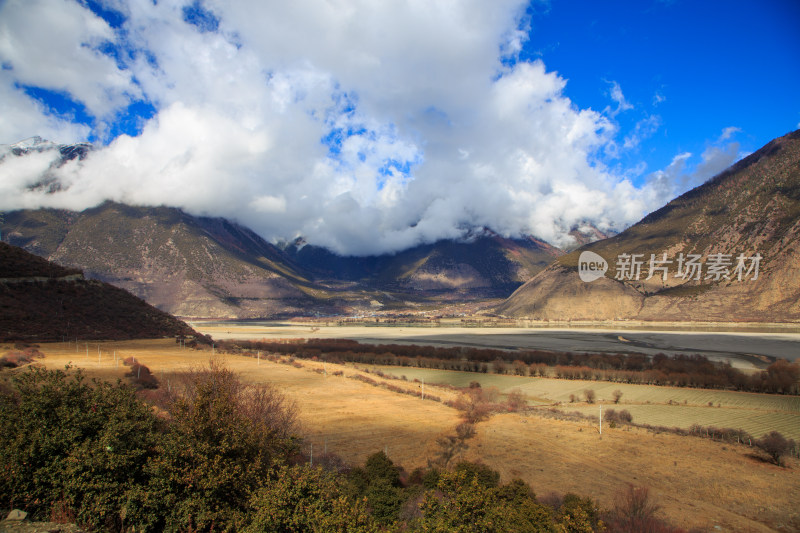 中国西藏林芝雅鲁藏布江苯日神山旅游区