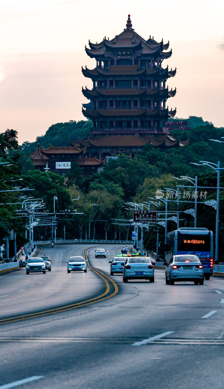 黄昏夕阳晚霞中的武汉长江大桥黄鹤楼景观