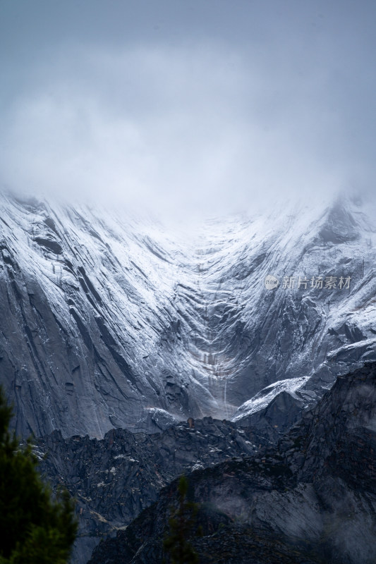 四川阿坝藏族羌族自治州四姑娘雪山风貌