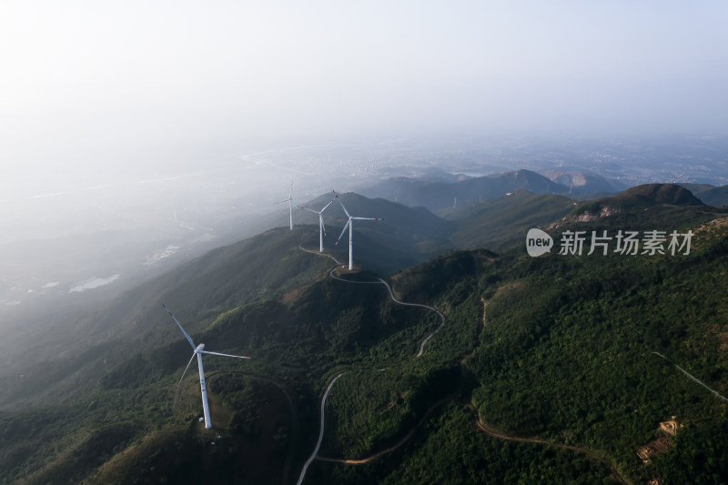 云海之上的山顶风车日出美景