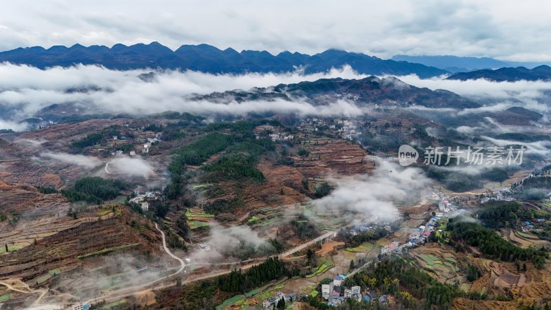 重庆酉阳：雾气中的山村田园