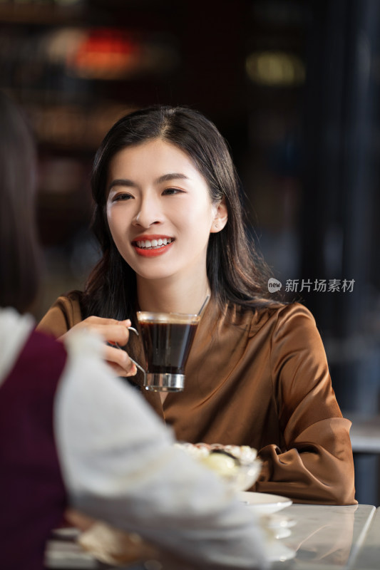 年轻闺蜜在咖啡馆喝咖啡